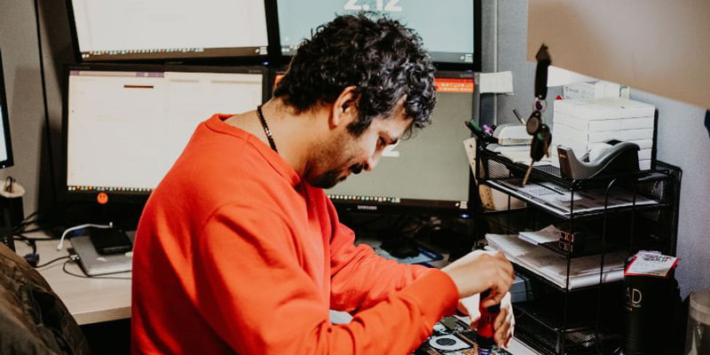 Nomad Employee at work repairing a computer